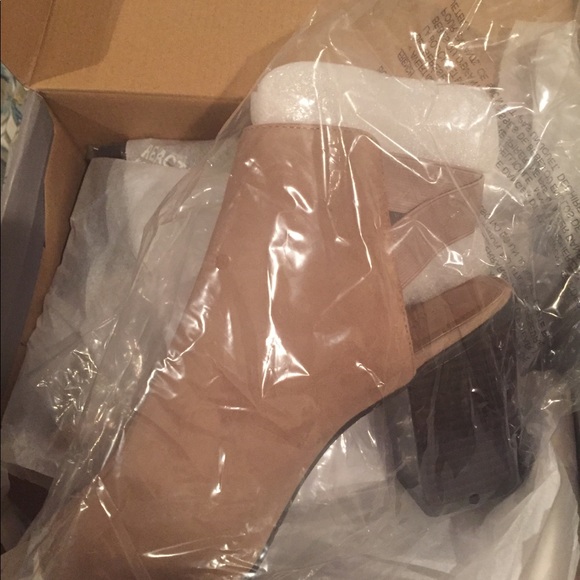 NWT Kenneth Cole reaction Fridah fly bootie SZ 10 - Picture 5 of 5